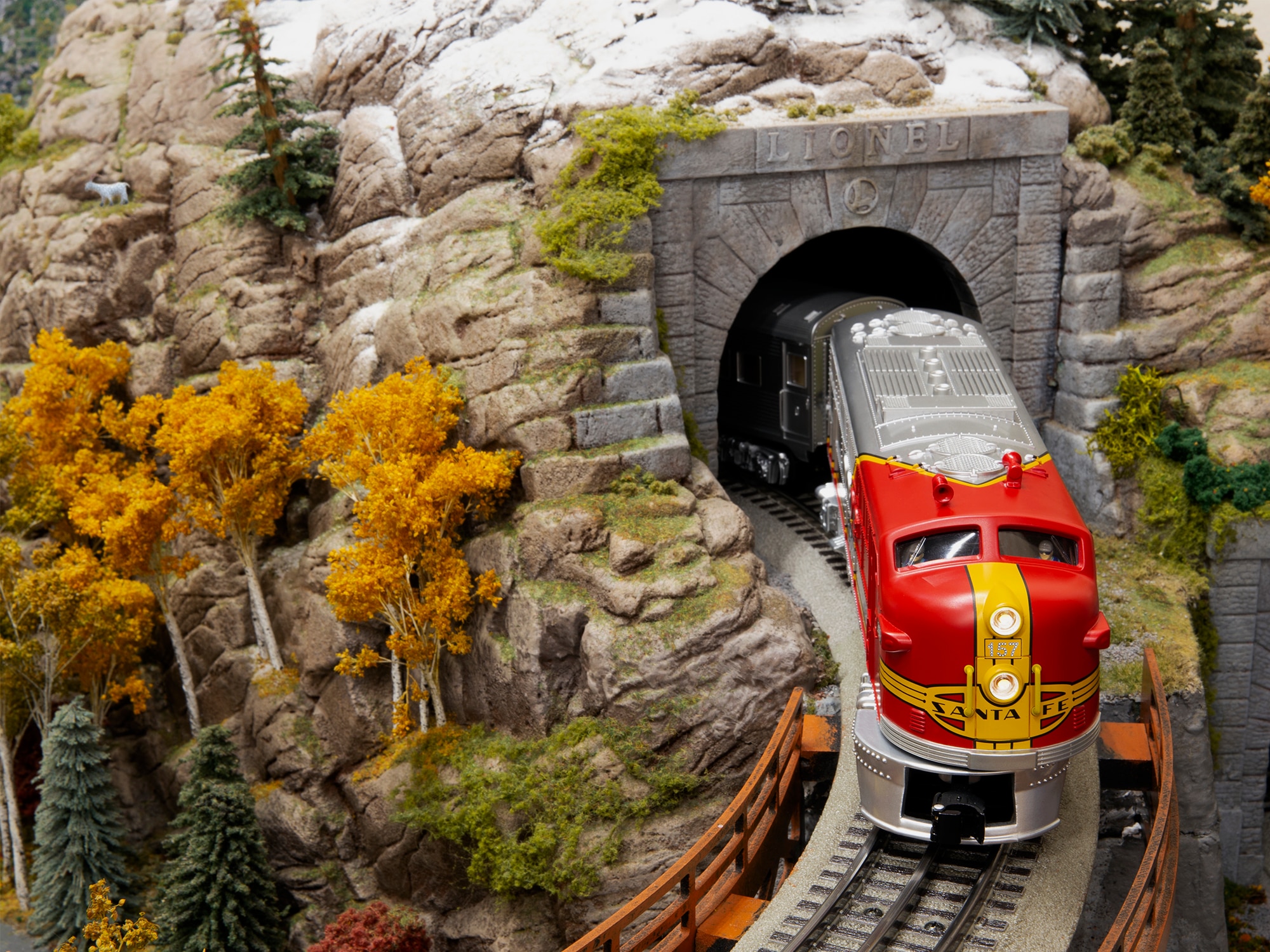 Santa Fe Super Chief LionChief Set with Bluetooth 5.0